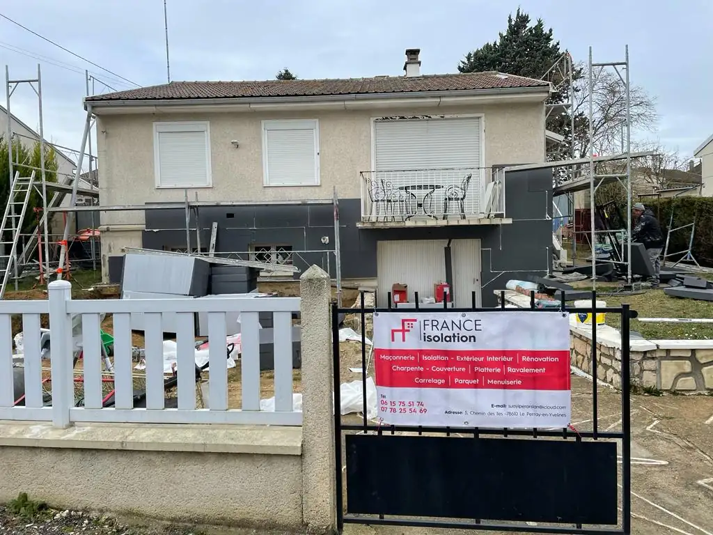 Chantier d'isolation de façade sous échafaudage, bâche France Isolation