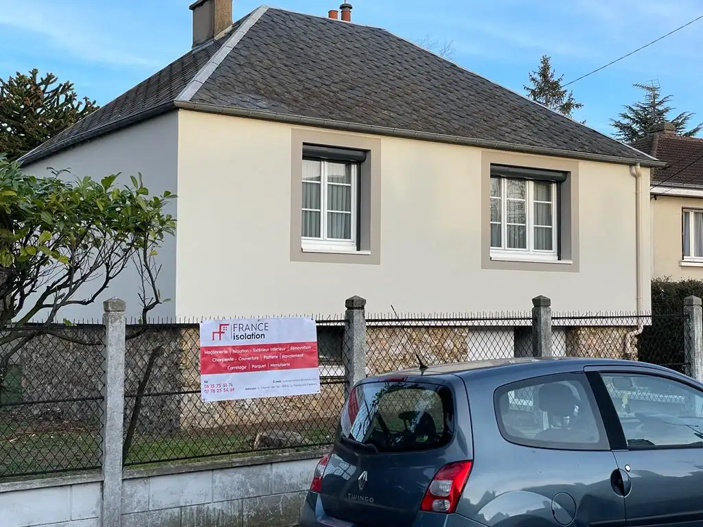 Maison après rénovation de façade, bâche France Isolation sur la clôture