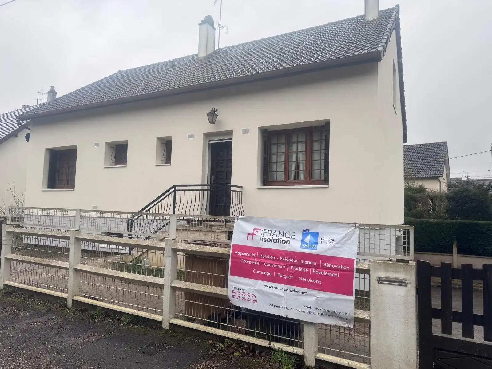 Maison après isolation par l'extérieur, bâche France Isolation devant le portail