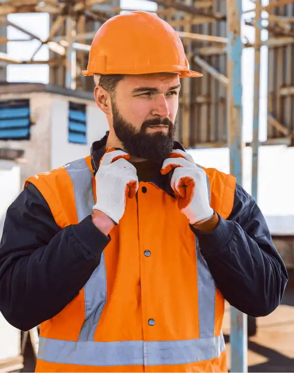 Ouvrier en casque et gilet de chantier