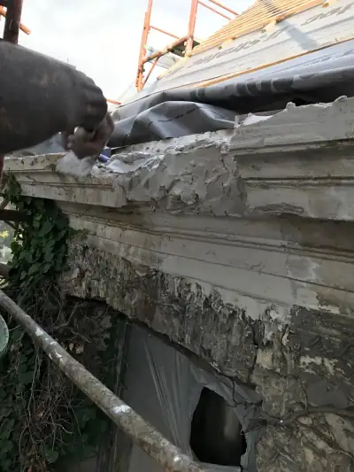 Corniche de façade dégradée avant réparation (photo 38)