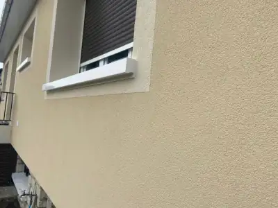 Détail de l'enduit de façade autour d'une fenêtre (photo 21)