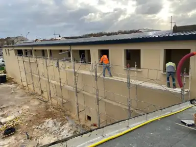 Façade sous échafaudage pendant la pose de l'enduit (photo 25)