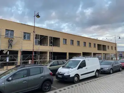 Façade sous échafaudage pendant la pose de l'enduit (photo 26)