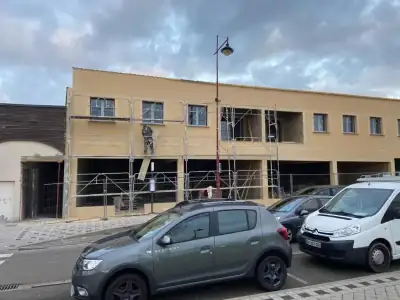 Façade sous échafaudage pendant la pose de l'enduit (photo 27)