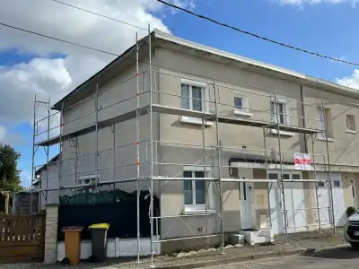 Façade sous échafaudage pendant la pose de l'enduit (photo 3)