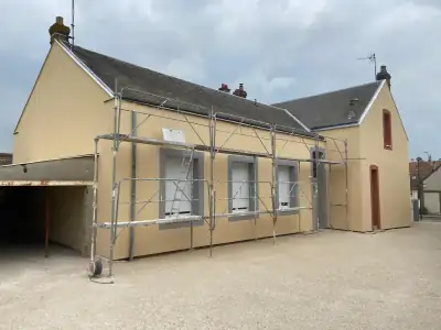 Façade sous échafaudage pendant la pose de l'enduit (photo 33)