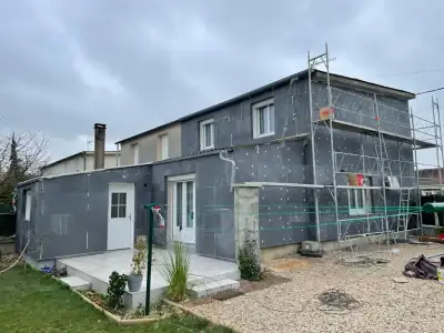 Isolation thermique par l'extérieur en cours : panneaux isolants fixés sur la façade (photo 1)