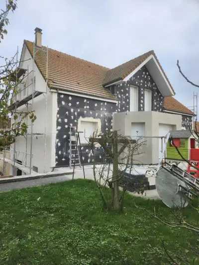 Isolation thermique par l'extérieur en cours : panneaux isolants fixés sur la façade (photo 10)