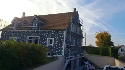 Isolation thermique par l'extérieur en cours : panneaux isolants fixés sur la façade (photo 12)