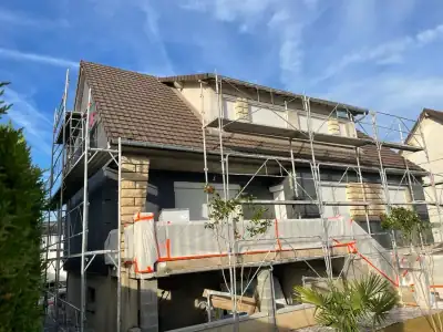 Isolation thermique par l'extérieur en cours : panneaux isolants fixés sur la façade (photo 13)