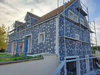 Isolation thermique par l'extérieur en cours : panneaux isolants fixés sur la façade (photo 14)