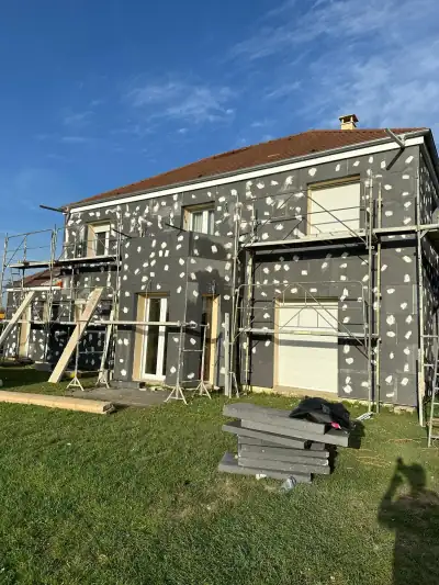 Isolation thermique par l'extérieur en cours : panneaux isolants fixés sur la façade (photo 19)