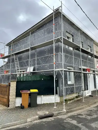 Isolation thermique par l'extérieur en cours : panneaux isolants fixés sur la façade (photo 2)