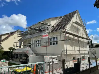 Isolation thermique par l'extérieur en cours : panneaux isolants fixés sur la façade (photo 20)