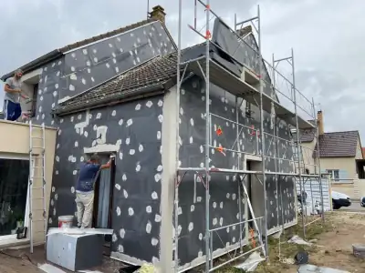 Isolation thermique par l'extérieur en cours : panneaux isolants fixés sur la façade (photo 22)