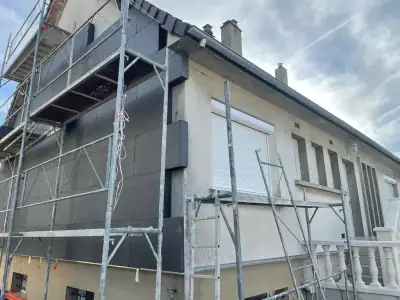 Isolation thermique par l'extérieur en cours : panneaux isolants fixés sur la façade (photo 4)
