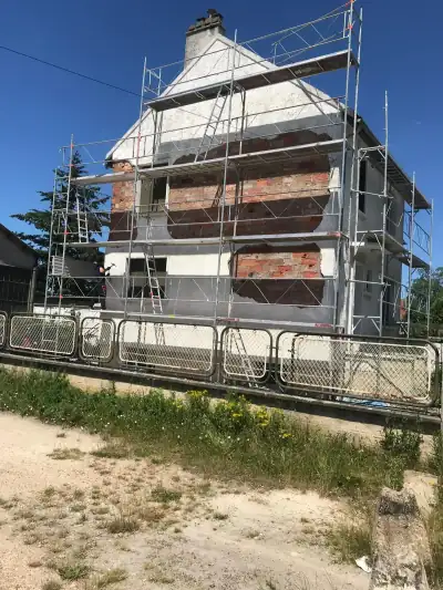 Isolation thermique par l'extérieur en cours : panneaux isolants fixés sur la façade (photo 7)