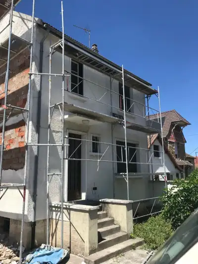 Isolation thermique par l'extérieur en cours : panneaux isolants fixés sur la façade (photo 8)