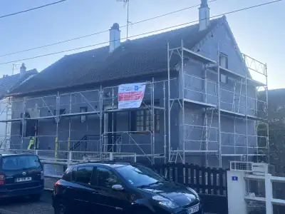 Isolation thermique par l'extérieur en cours : isolant posé sur la façade, échafaudage (1/6)