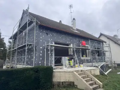 Isolation thermique par l'extérieur en cours : isolant posé sur la façade, échafaudage (2/6)