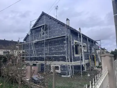 Isolation thermique par l'extérieur en cours : isolant posé sur la façade, échafaudage (3/6)