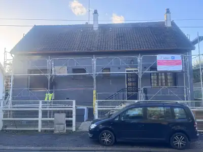 Isolation thermique par l'extérieur en cours : isolant posé sur la façade, échafaudage (4/6)