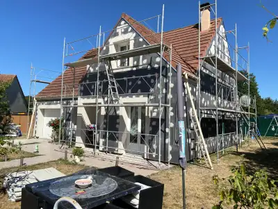 Isolation thermique par l'extérieur en cours : isolant posé sur la façade, échafaudage (1/3)
