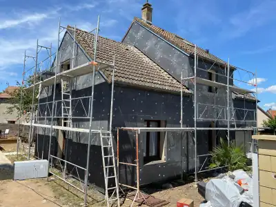 Isolation thermique par l'extérieur en cours : isolant posé sur la façade, échafaudage (1/5)